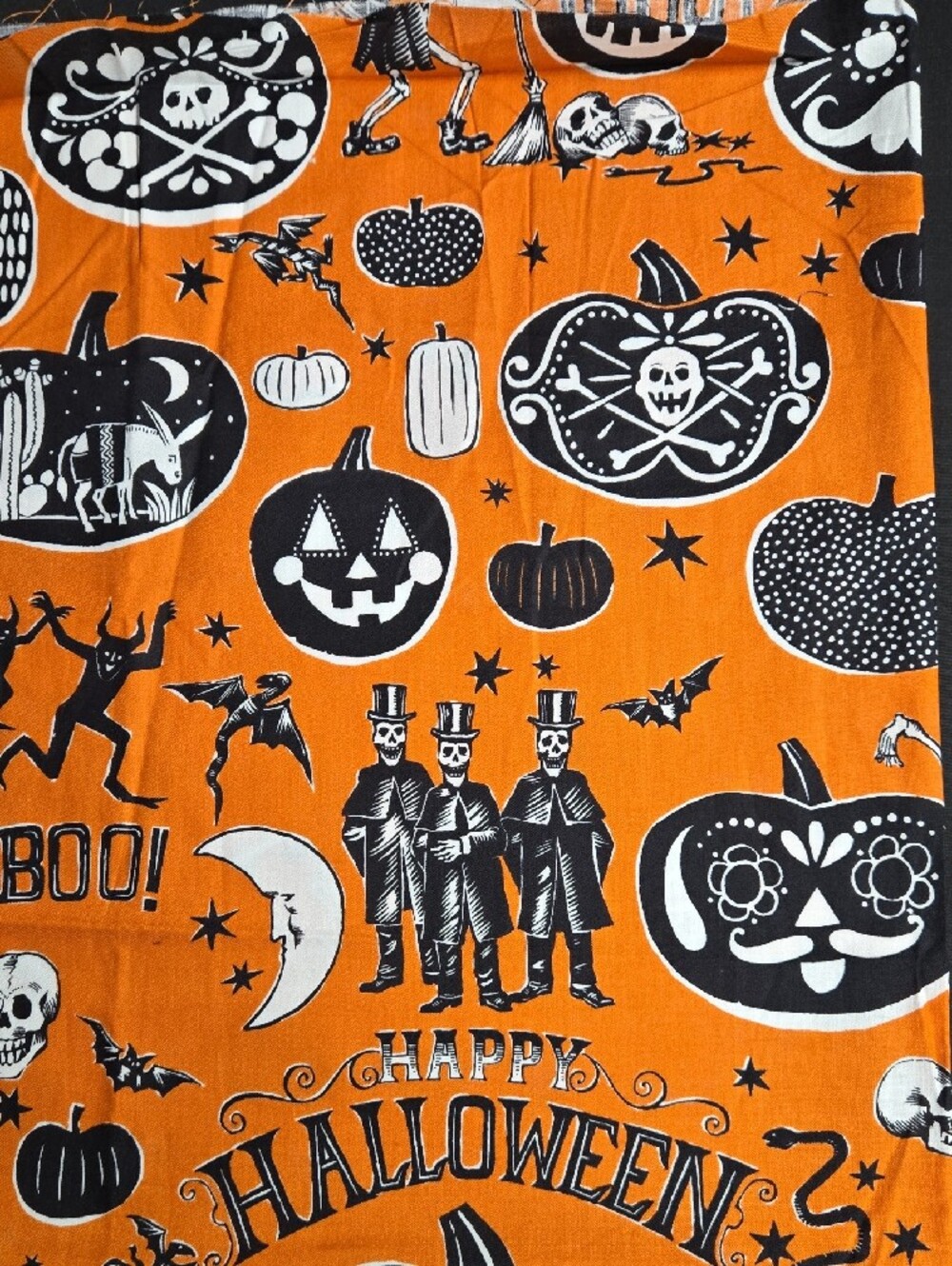 🎃🎃🎃Crafty Calaveras, De Leon Design Group, Alexander Henry Fabrics 16"x44" - Picture 3 of 4